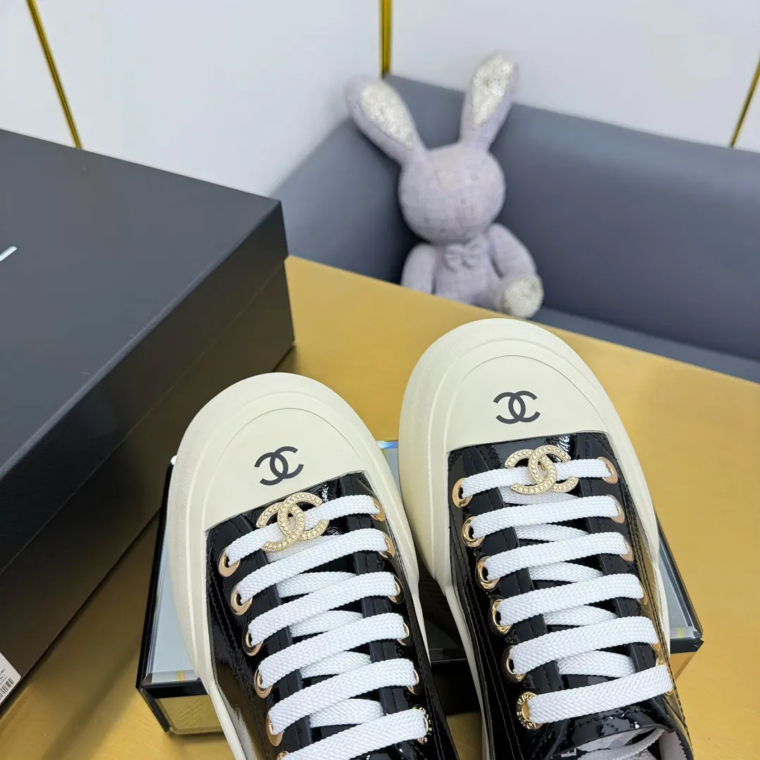 👟👟Ex-factory price 600👟👟 Top version, original quality! ! ! Chanel Chanel - 2025 biscuit shoes, the top casual sports shoes in the counter, this classic design; the upper is electro-embroidered with a variety of craftsmanship; the outsole is fashionable and sporty; the extraordinary inclusion of a variety of color elements... The diversified mix and match is very good-looking and versatile, casual, fashionable, sports, and outdoor can be taken into account... ꫛꫀꪝ Go➫ Material: ❶Upper: Original first-layer cowhide ❷Inner: Sheepskin ❸Outsole is based on: original TPU combination outsole, full set of boutique packaging for women 35–41 👉